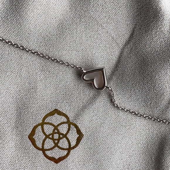 Ari Heart Silver Chain Bracelet In Ivory Mother-Of pearl - Picture 6 of 10